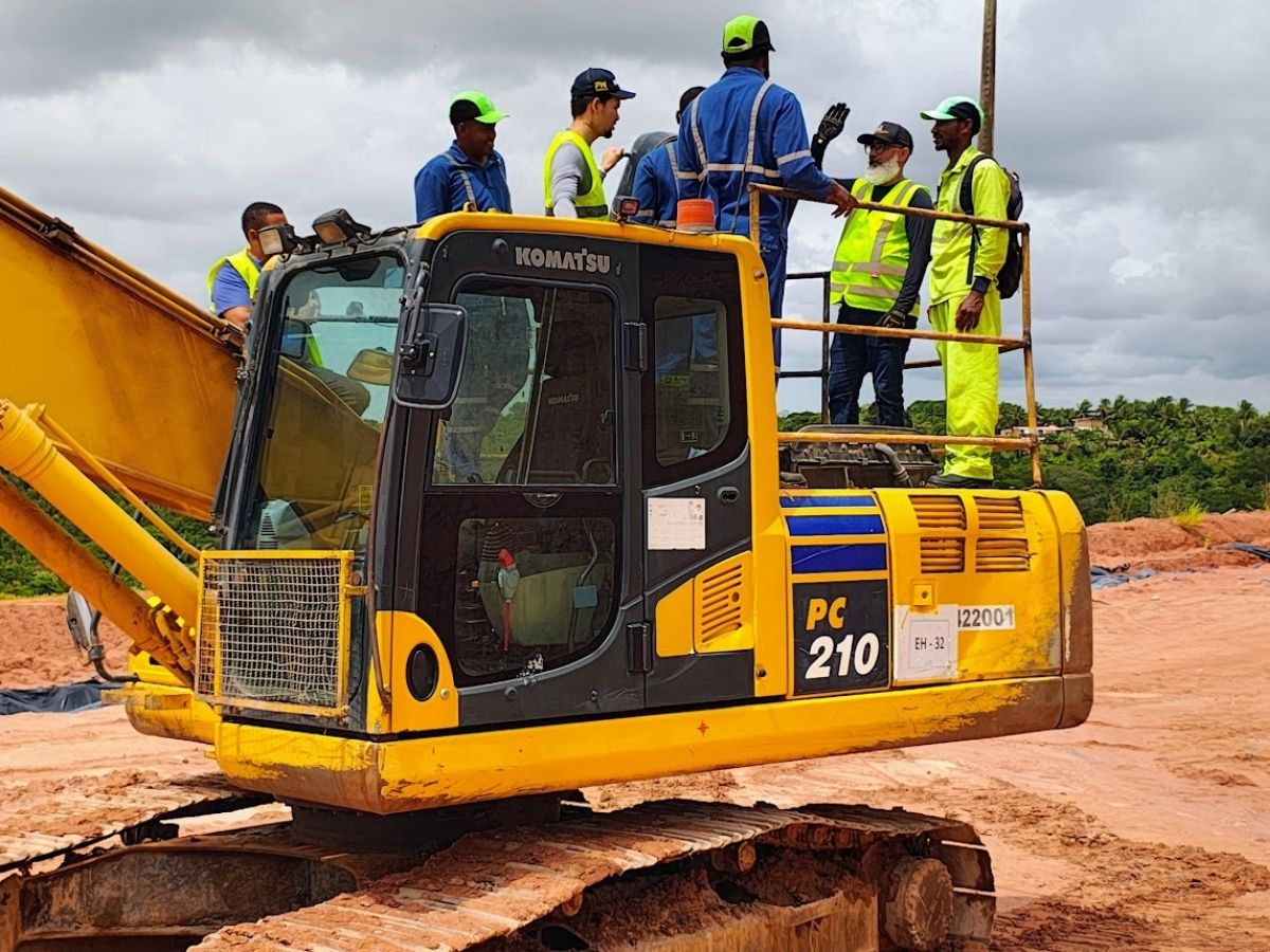 Operador de escavadeira realizando checklist de segurança - conformidade NR-11, NR-12 e NR-18