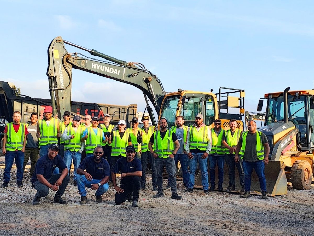 Turma de operadores de retroescavadeira formada e certificada pela Capacitar Operadores