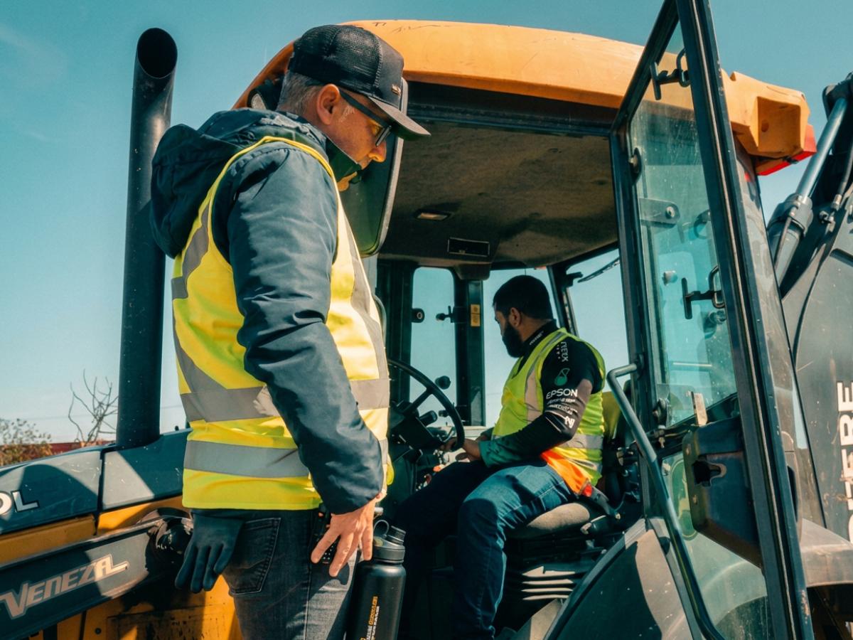 Treinamento in-company para operadores de retroescavadeira em canteiro de obras