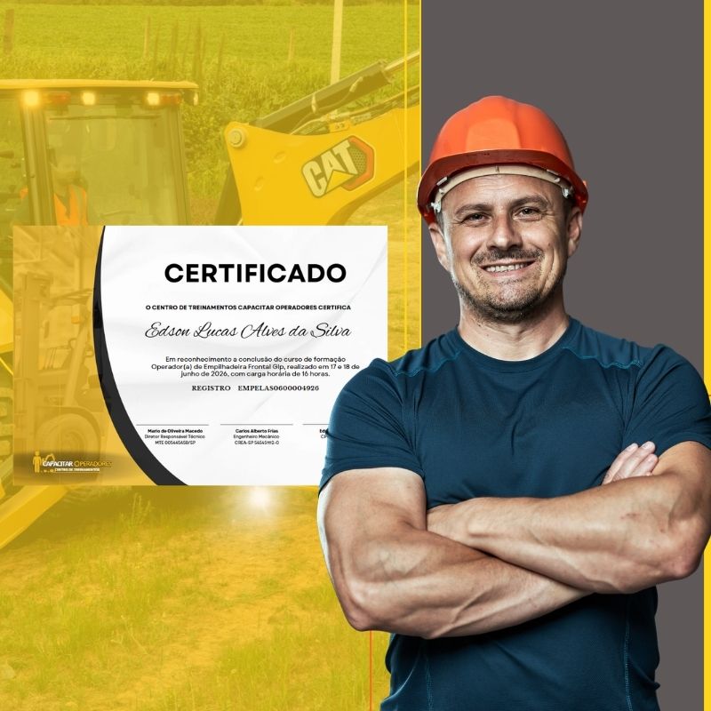 Operador de retroescavadeira realizando reciclagem e atualização de certificação - conformidade NR-11, NR-12 e NR-18