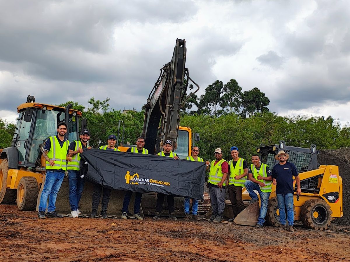 Turma do curso de operação de mini carregadeira