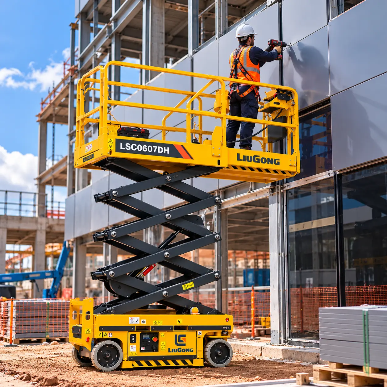 Trabalhador utilizando plataforma elevatória na construção civil